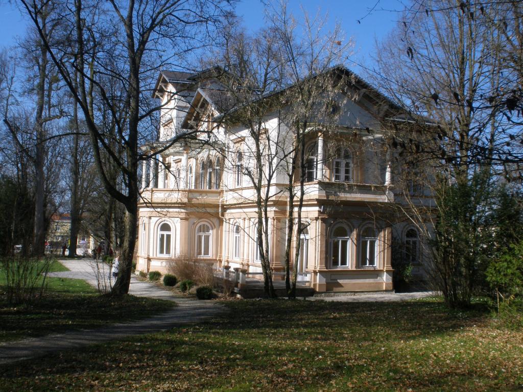 奥地利Bad Hall度假村的一座公园内的房子