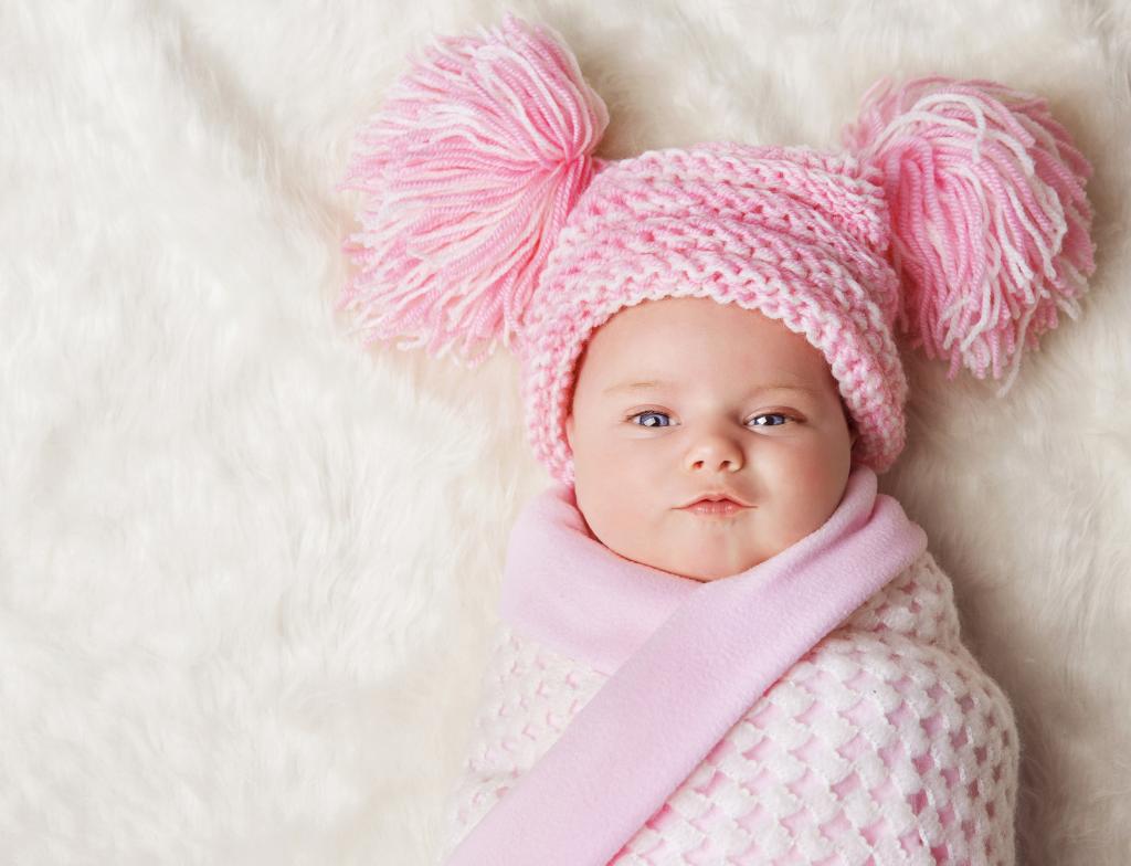 在一个美丽的粉红色帽子的甜宝贝