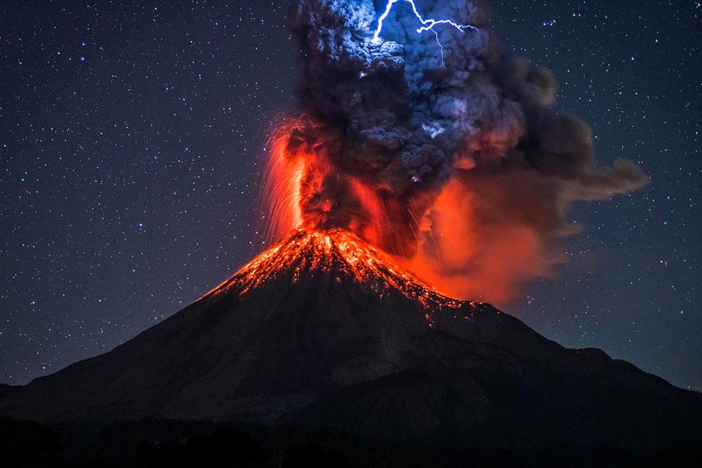 黑烟喷发火山上面的闪电科利马