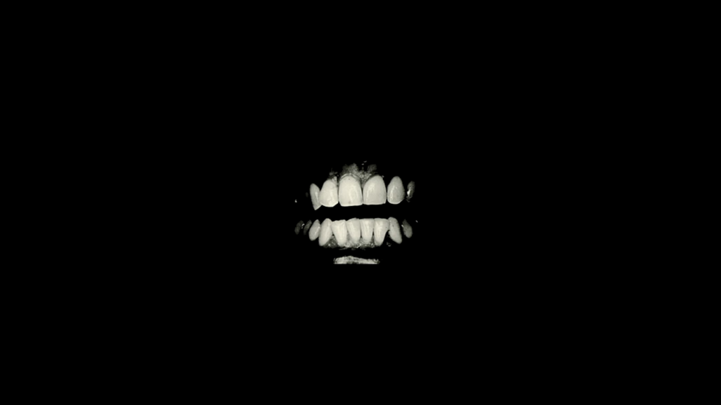 白色的牙齿，黑色的背景