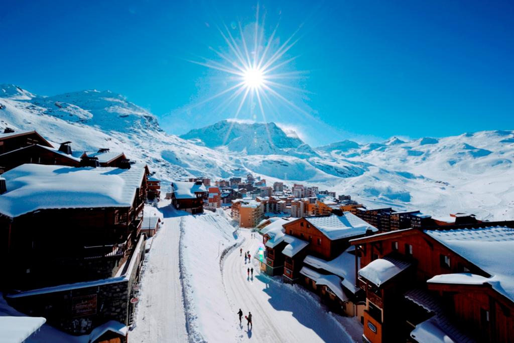 太阳在法国Val Thorens滑雪胜地的城市