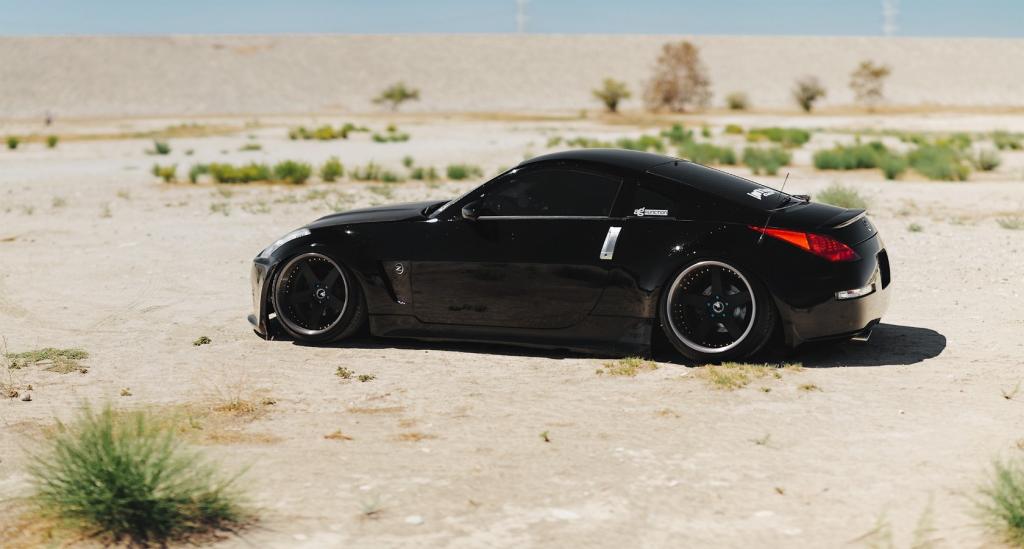黑色日产350Z在沙漠的沙子上