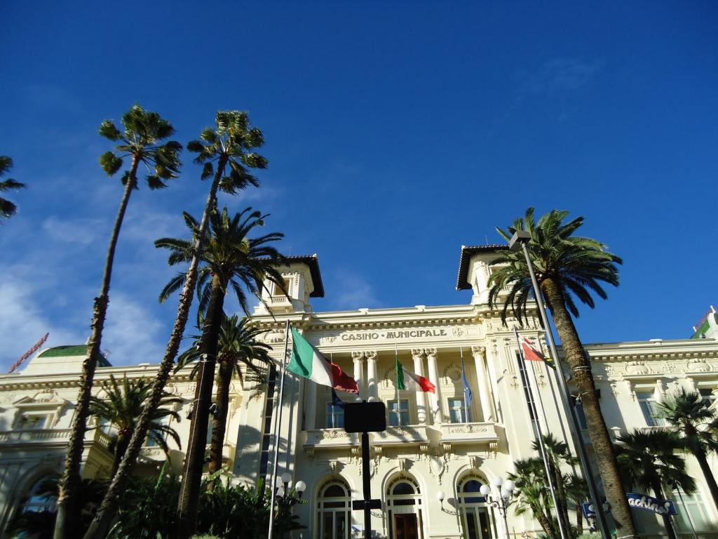 在圣雷莫，意大利的赌场附近的棕榈树