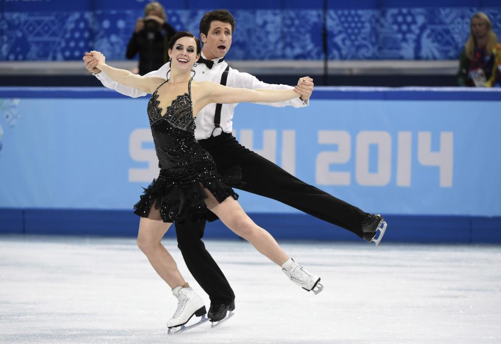 加拿大花式滑冰运动员Tessa Virchu和Scott Moir赢得两枚银牌
