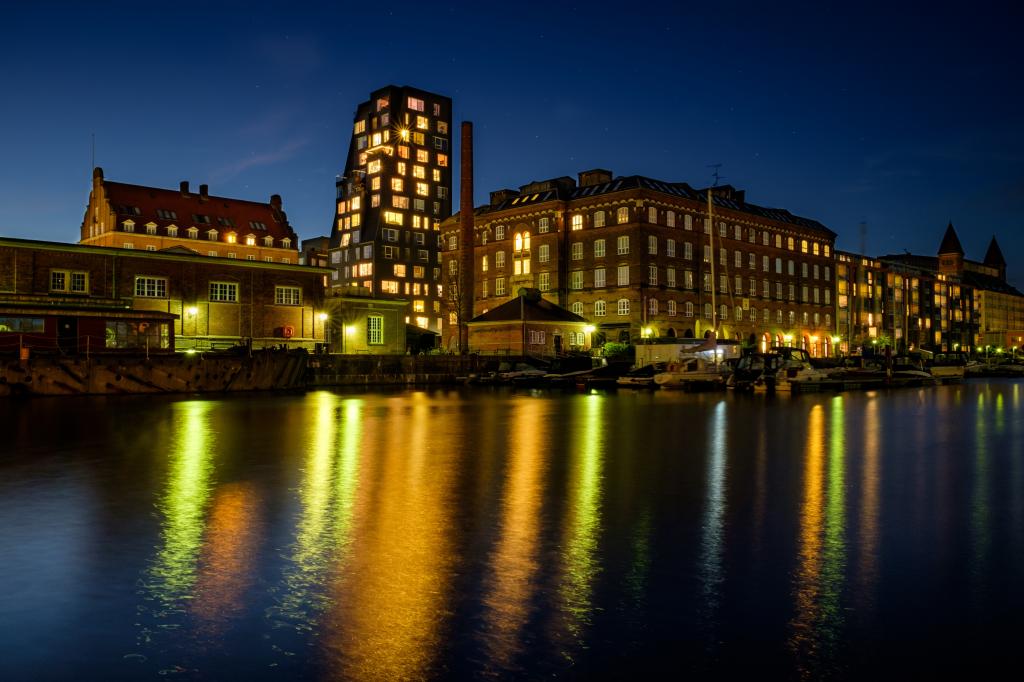 哥本哈根丹麦的码头附近的晚上灯光