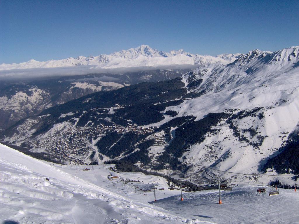 梅里贝尔，法国滑雪胜地的全景