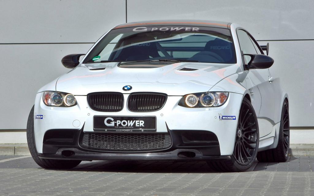 白色BMW M3 RS的正面图