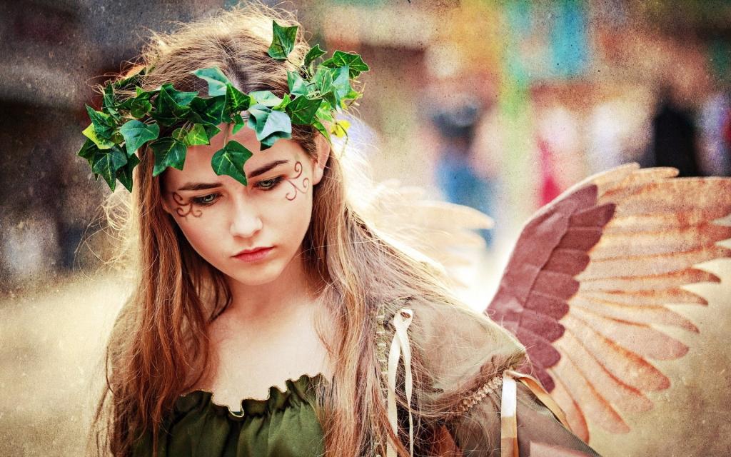 绿色的花环和天使的翅膀上的女孩