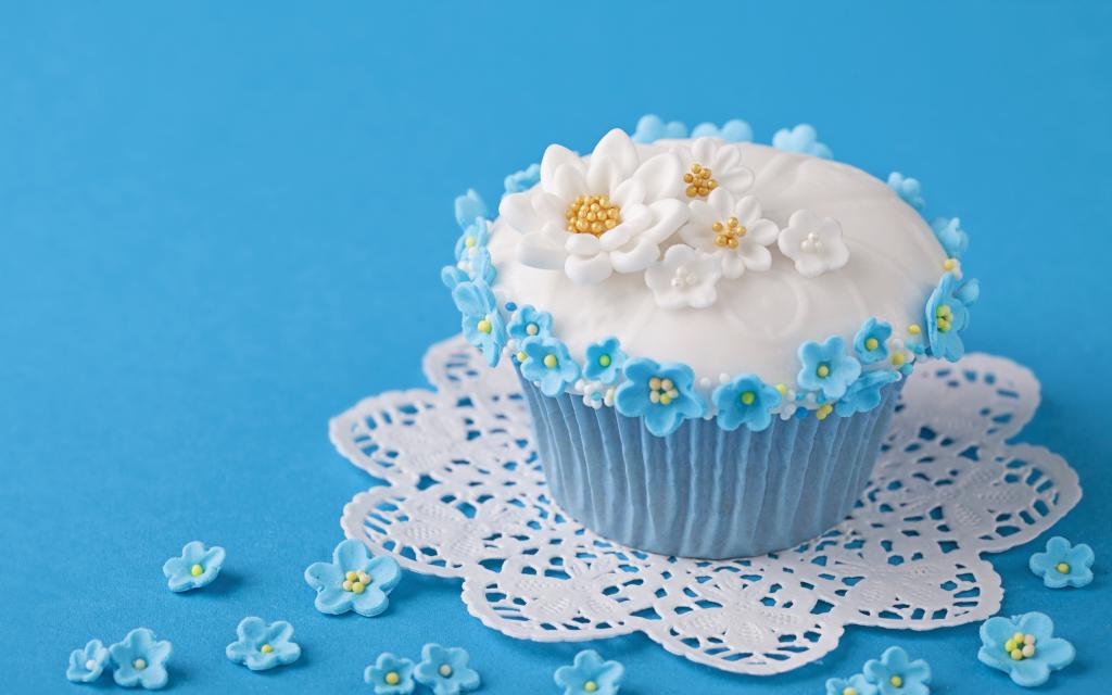 开胃蛋糕装饰着蓝色背景上的花朵