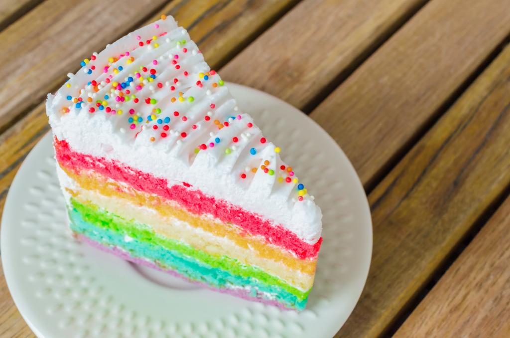 一块白色的盘子上的一个多彩色的蛋糕
