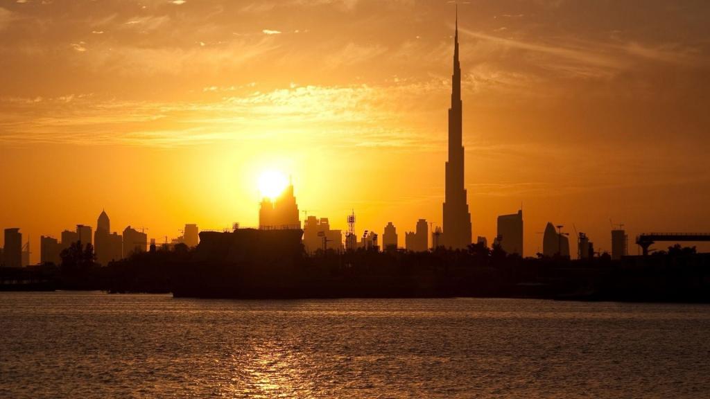 迪拜建筑物在日落背景上的剪影