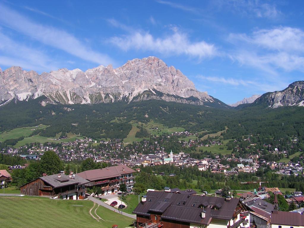 在科尔蒂纳丹佩佐，意大利滑雪胜地的夏天风景