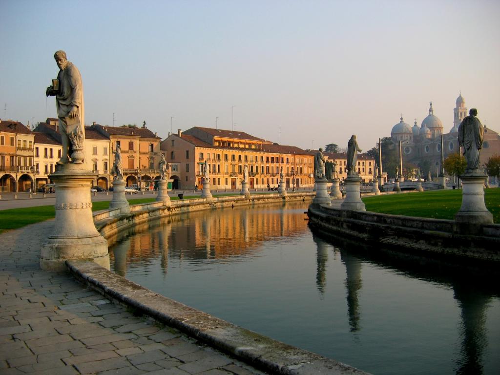 在意大利帕多瓦雕像包围的运河