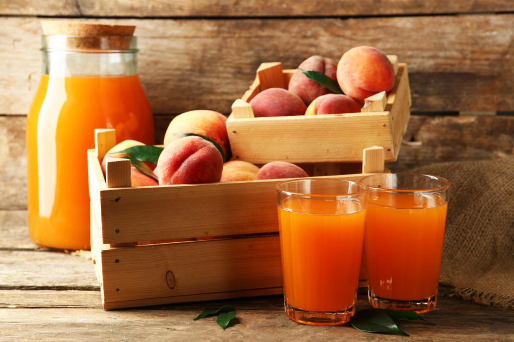 新鲜的桃子，在桌子上的新鲜果汁的木盒子里