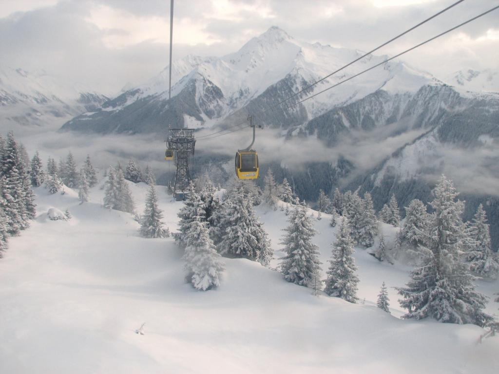 在迈尔霍芬，奥地利滑雪胜地的滑雪缆车
