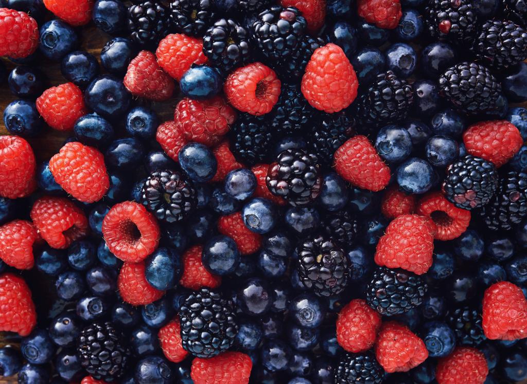 新鲜浆果的蓝莓，覆盆子和黑莓特写