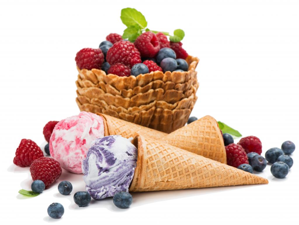 冰淇淋与华夫饼干和新鲜浆果在白色背景上