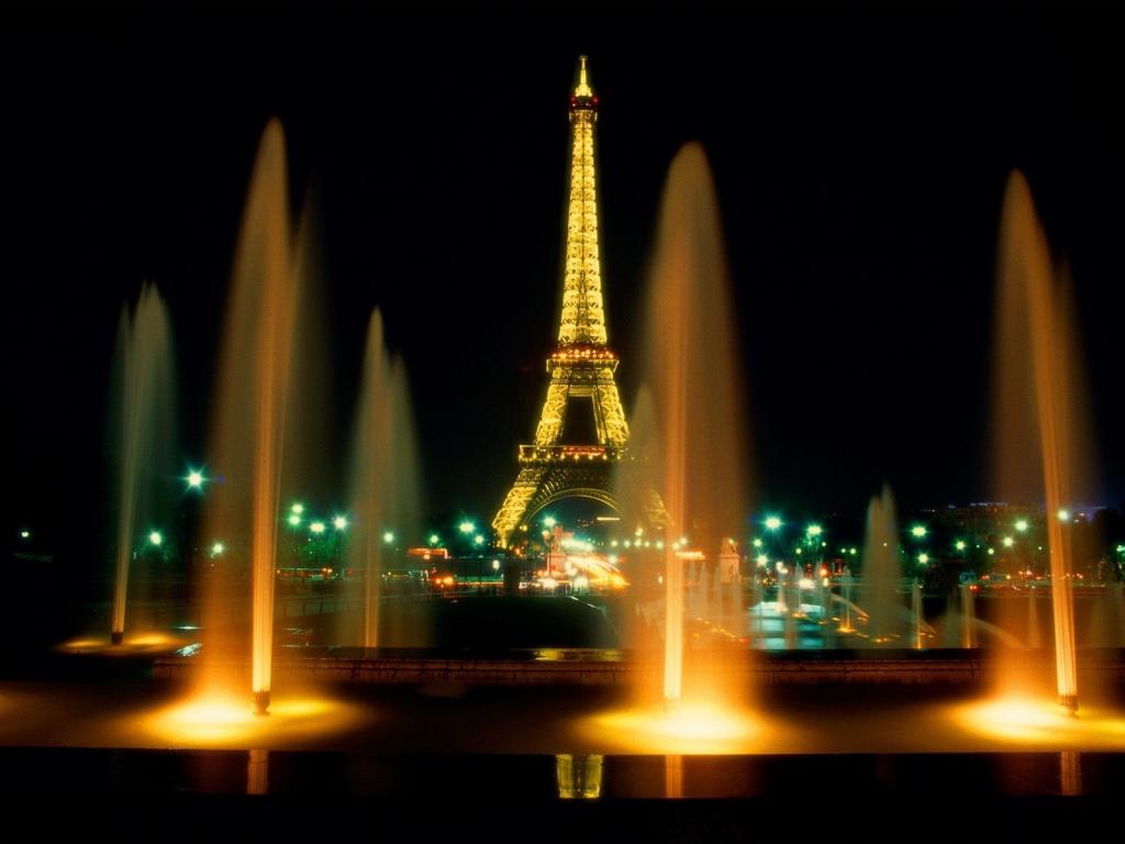 喷泉在艾菲尔铁塔的背景上