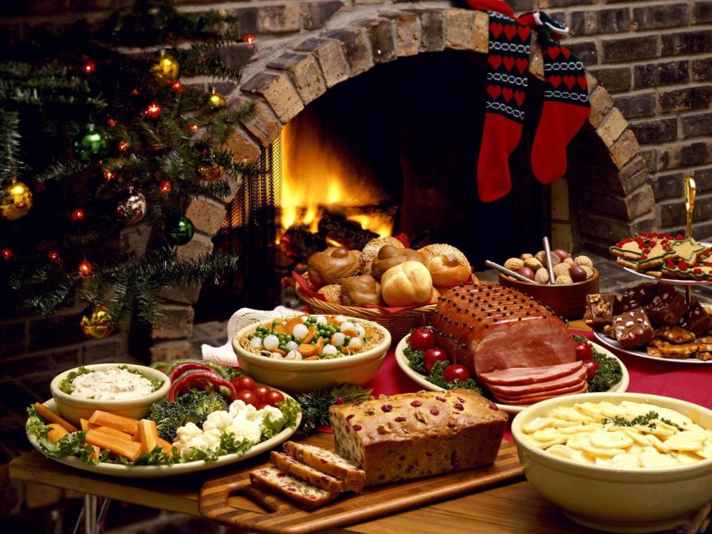 节日的餐桌和壁炉圣诞节