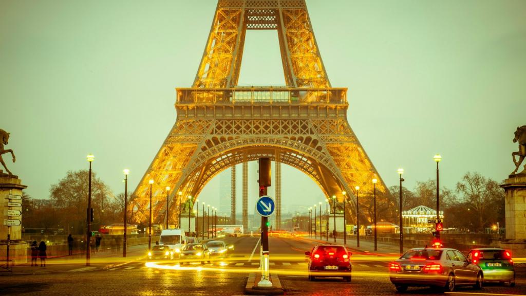 在巴黎的金色埃菲尔铁塔
