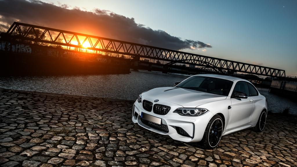 在日落背景的白色BMW M2汽车