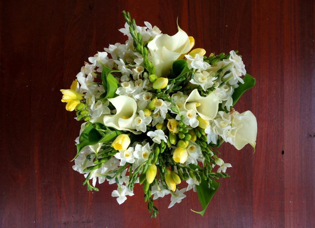 精美的白色水仙和卡拉斯在一个美丽的花束