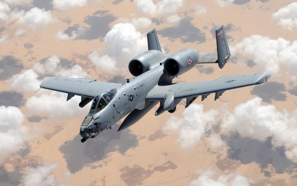 军用飞机A-10在天空中