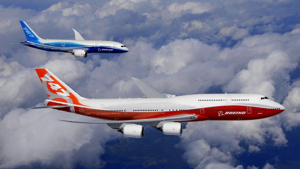 两架波音747客机在天空中呈蓝白色和红色