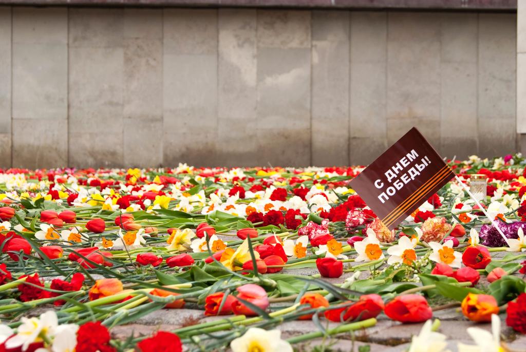 在纪念碑的花在5月9日的胜利天