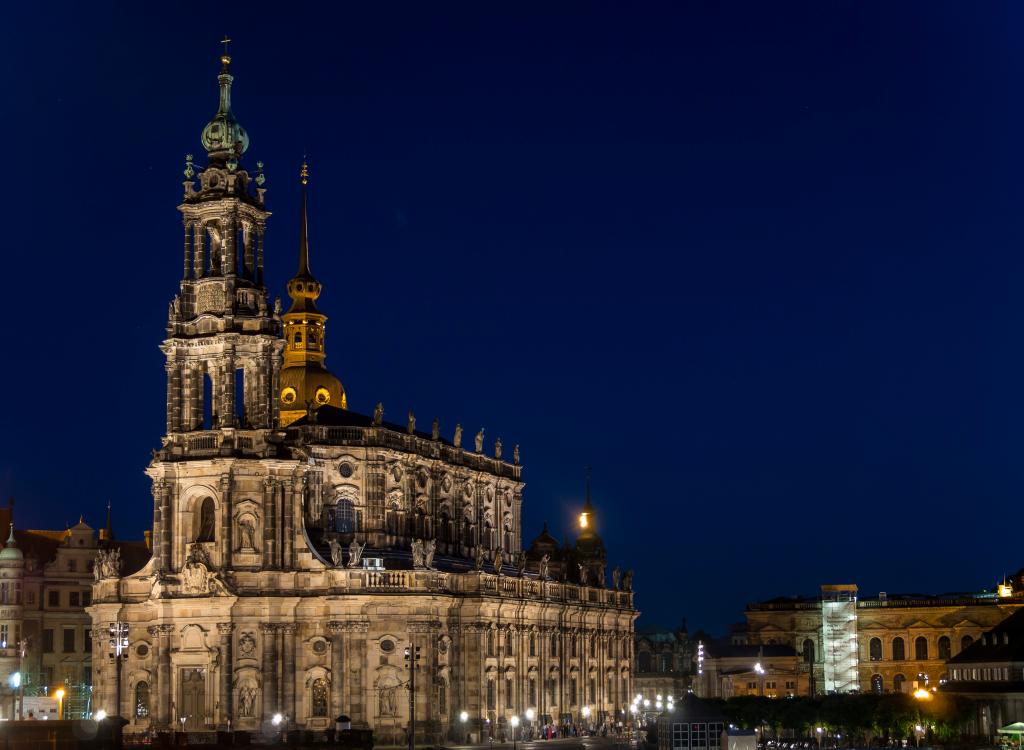 古老的Hofkirche大教堂在晚上，德累斯顿。