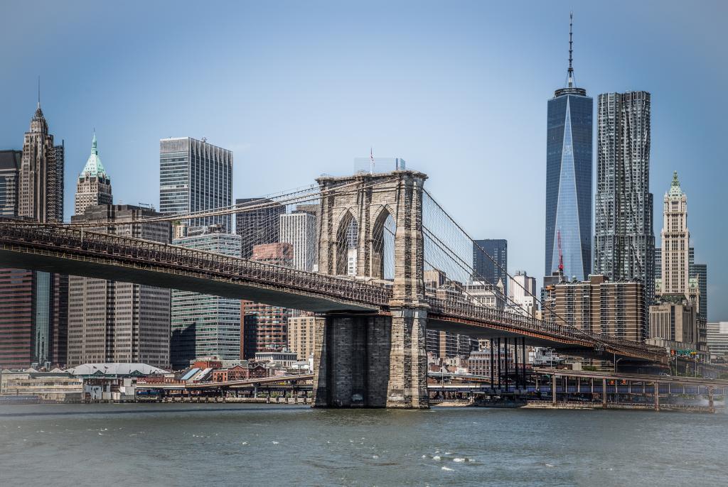 布鲁克林大桥俯瞰曼哈顿市。