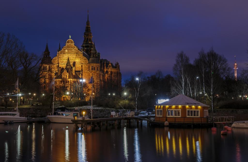 斯德哥尔摩河上码头上的夜色照亮了圣殿。
