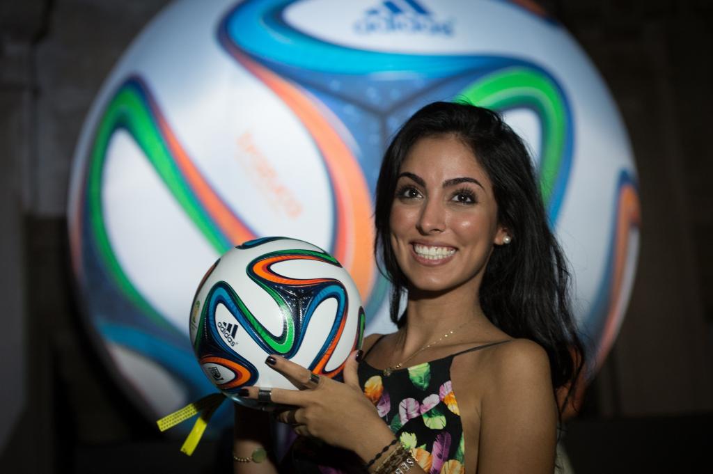 世界杯球的女孩在巴西2014年