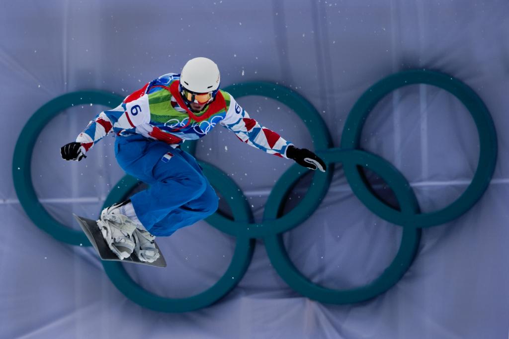 法国滑雪运动员Pierre Woltier在索契举行金牌