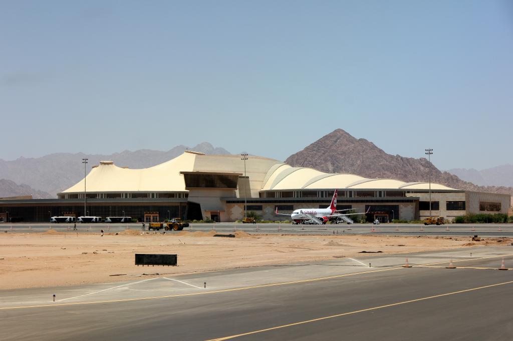 机场在沙姆沙伊赫，埃及度假胜地山的背景