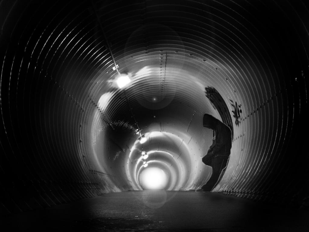 男子在隧道里