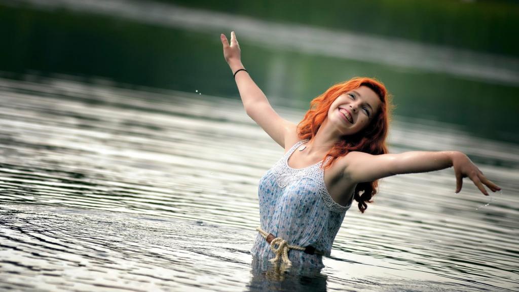 微笑的红发女孩在水中