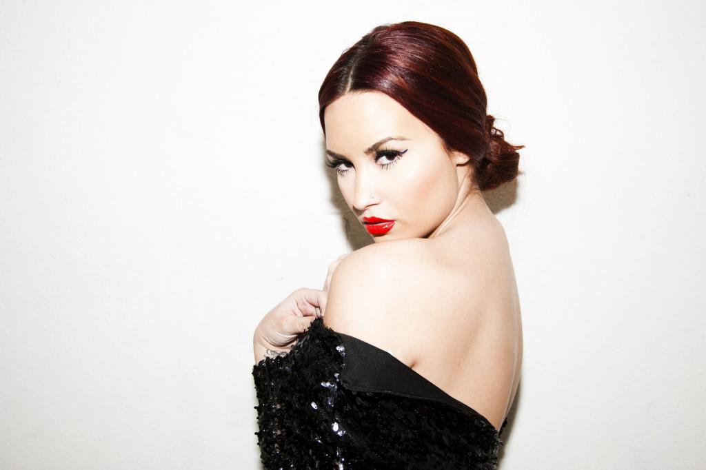 美丽的歌手黛咪Lovato与亮妆