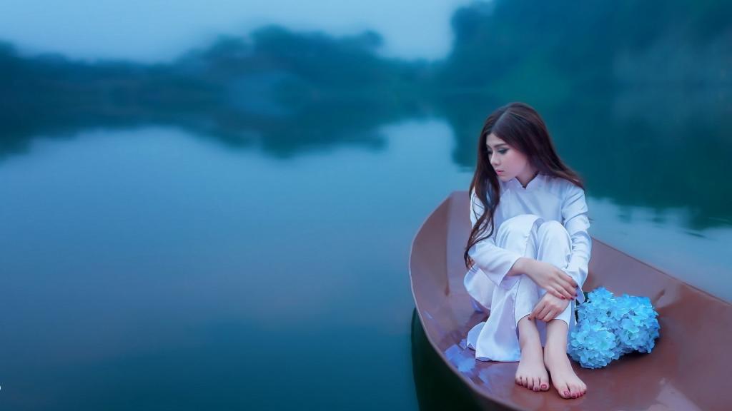 日本女孩坐在湖上的一艘船