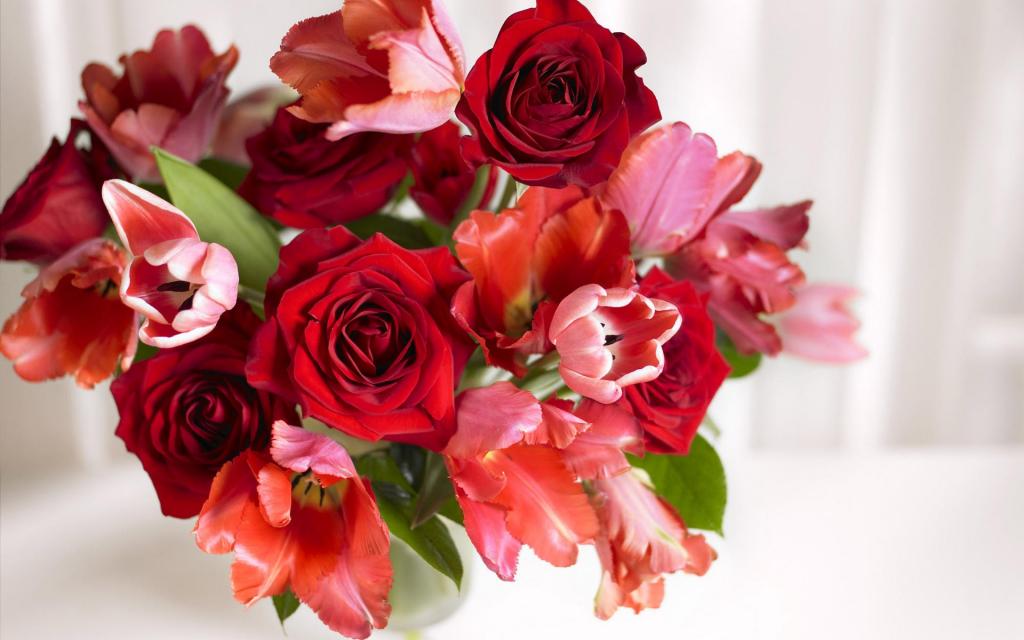 郁金香和玫瑰花束
