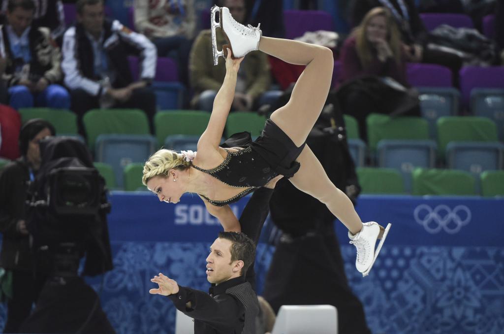 银牌加拿大花式滑冰运动员Dylan Moskovic和Kirsten Moore-Towers在奥运会在索契