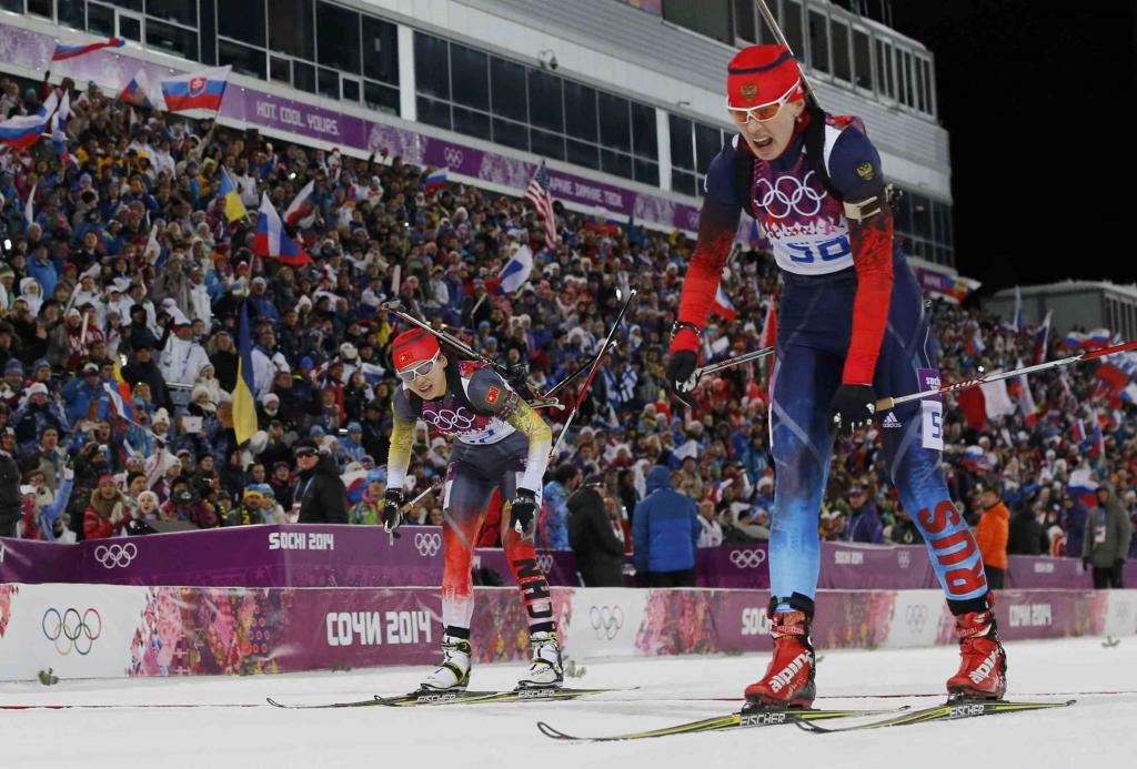 在索契奥运会立场的背景下的冬季两项运动员