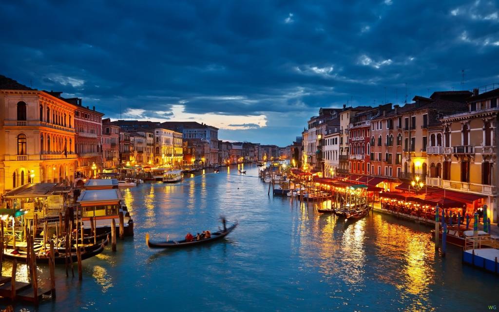 在威尼斯，意大利引导贡多拉乘坐