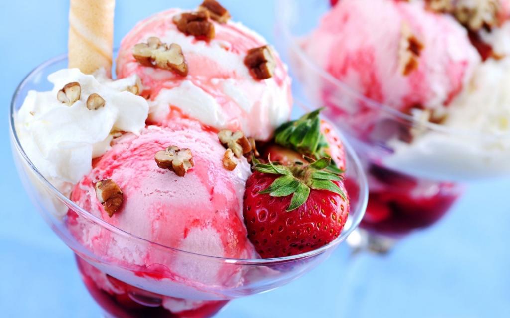 草莓冰淇淋与坚果和浆果