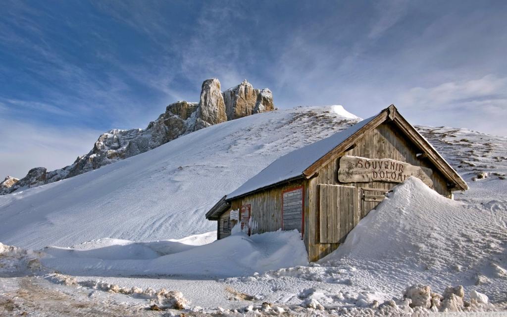 在冬天的山上的房子