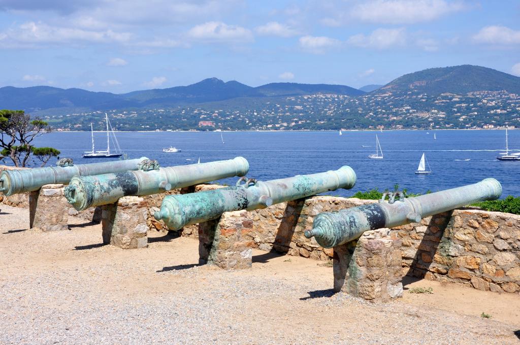 大炮在法国圣特罗佩度假胜地的江边