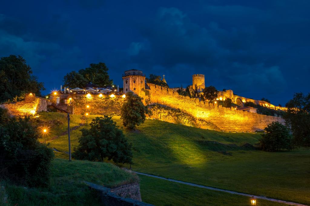 晚上在塞尔维亚贝尔格莱德的城堡