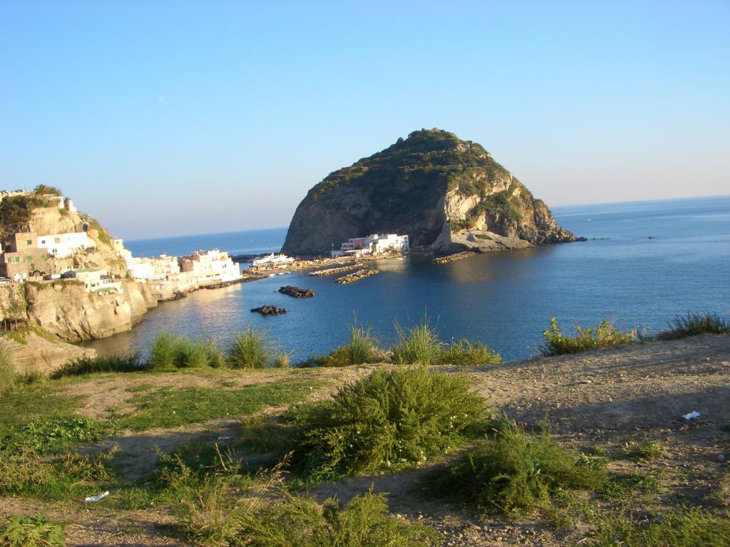 意大利伊斯基亚岛上的海岸