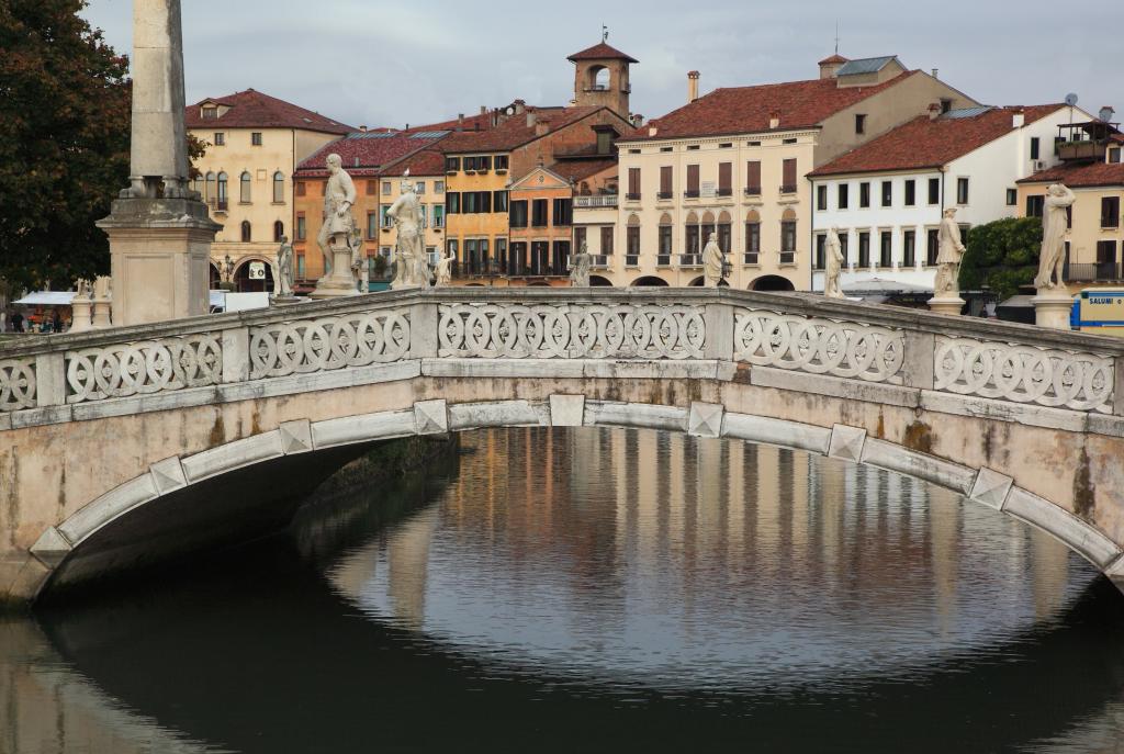 在运河的桥梁在帕多瓦，意大利