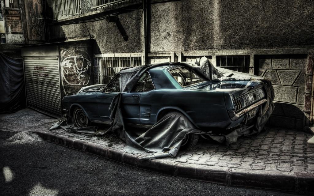 被放弃的汽车在城市街道，照片HDR